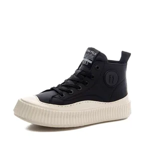 Eleganti sneaker alte in pelle nera con una spessa suola platform a biscotto bianca