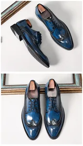 Détails des chaussures derby brogue bleues en cuir poli avec gravures élégantes