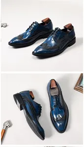 Élégantes chaussures richelieu en cuir bleu et noir pour hommes avec détails de bout fleuri chic.