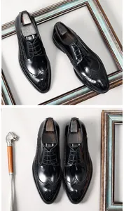 Vue détaillée de dessus des chaussures Brogue en cuir noir poli avec détails sculptés.