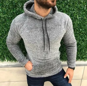 Nahaufnahme eines grauen Sherpa-Fleece-Hoodies für Herren mit weicher Textur und Passform