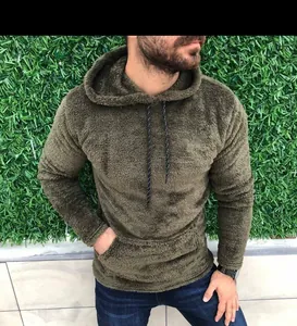 Detaillierte Ansicht eines flauschigen olivgrünen Herren-Kapuzenpullovers aus Fleece