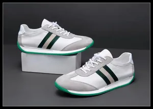 Vue détaillée de baskets en cuir blanc respirant avec des bandes vertes latérales