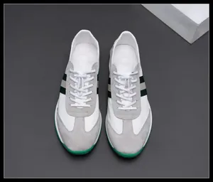 Vue de dessus de baskets blanches pour hommes en cuir avec détails en daim gris