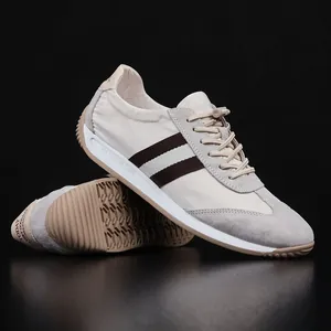 Baskets décontractées vintage en cuir beige et gris pour hommes avec semelle gomme