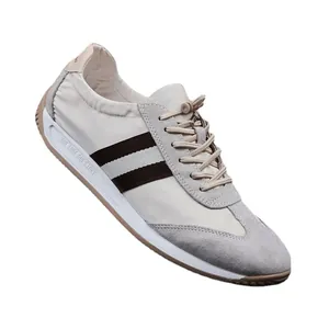 Baskets décontractées haut de gamme pour hommes en beige avec empiècements en daim gris.