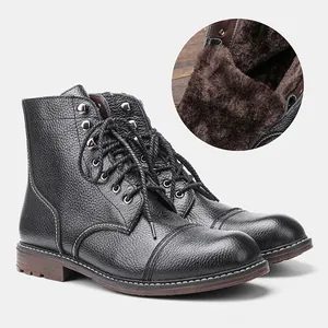 Detalle del forro de piel sintética marrón gruesa en botas de invierno de cuero negro