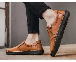Detailopname van bruine handgestikte heren loafers van leer met zwarte zool
