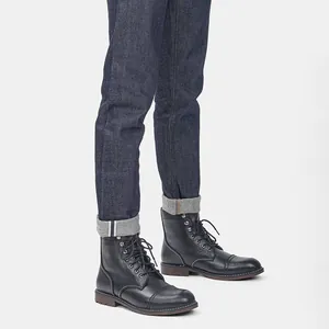 Vista detallada de las botas Martin de cuero negro texturizado con diseño de cordones