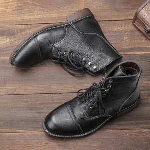 Detalle de las botas de cuero negro con forro cálido y ojales metálicos resistentes.