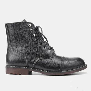 Vista detallada de botas de trabajo Martin de cuero negro genuino con costuras blancas