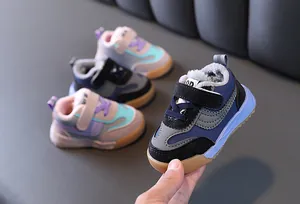 Gros plan détaillé de baskets d'hiver chaudes doublées de polaire pour les tout-petits