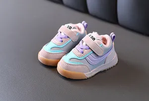 Détail de baskets d'hiver pour bébés avec doublure en peluche et semelles en gomme