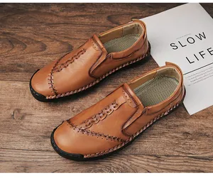 Macro-detail van bruine lederen casual loafers voor heren met handgemaakte stiksels
