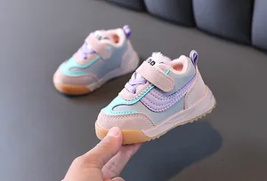 Vue détaillée de baskets d'hiver pour bébés doublées en peluche avec bandes velcro.