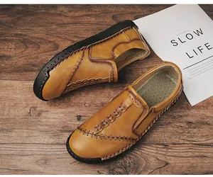 Bovenaanzicht van bruine casual herenloafers met opvallende handgestikte details