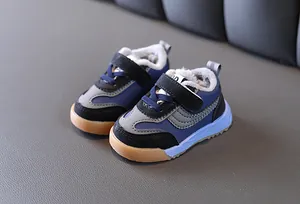 Détail des baskets d'hiver pour tout-petits avec une doublure en fausse fourrure chaude