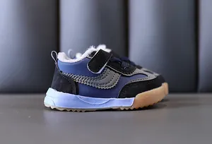 Vue détaillée de baskets d'hiver pour enfants bleues et noires avec doublure en fourrure.