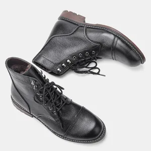 Detalle de botas de trabajo de cuero vacuno negro con un forro polar cálido y suave