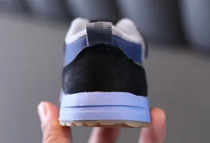 Détail de l'arrière et de la doublure en peluche chaude des chaussures bébé hiver.