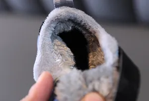 Gros plan sur la doublure en peluche grise épaisse des chaussures d'hiver pour bébés.