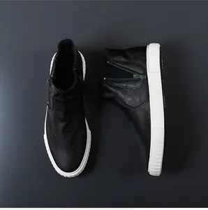 Κάτοψη ανδρικών μαύρων sneakers με ψηλό πάνω μέρος, λευκές σόλες και πλαϊνό φερμουάρ