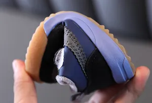Détail de la semelle flexible d'une chaussure de marche d'hiver fourrée pour bambins.