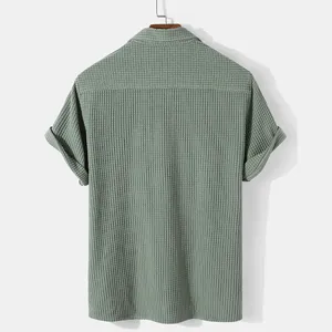 Achteraanzicht van een heren wafelgebreid shirt met korte mouwen in saliegroen