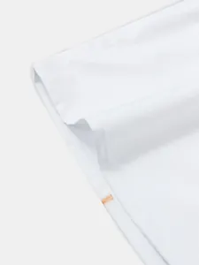 Makro-Detail von hochwertigem weißem Baumwollstoff und sauberer Naht an einem Herrenhemd