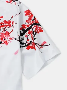 Detailaufnahme der roten Pflaumenblüten-Tuschmalerei auf weißem Kurzarmhemd