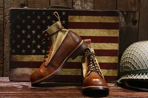 Vista detallada de las botas de moto retro Amekaji en cuero desgastado y lona fina