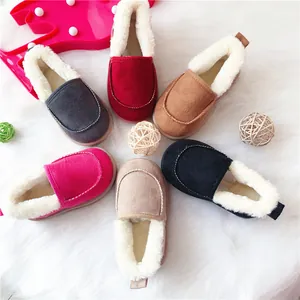 Detailansicht von Plüsch-Winterschuhen für Kinder in verschiedenen Farben auf Teppich