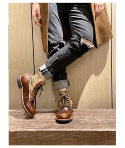 Modelo con botas vintage de cuero marrón envejecido de estilo japonés retro