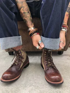 Primer plano de botas de moto vintage de cuero marrón envejecido en estilo Amekaji