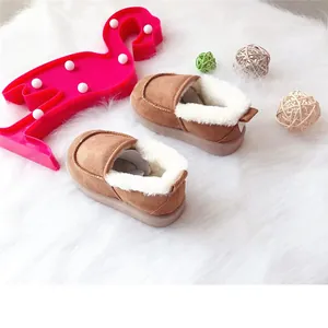 Detailaufnahme gemütlicher brauner Winterstiefel für Kinder mit dickem weißem Kunstfell