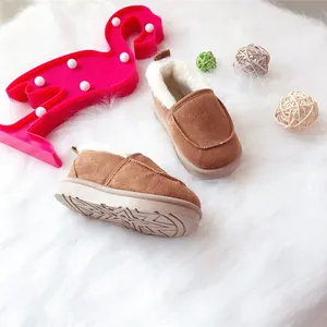 Detailansicht von warmen Kinderwinterschuhen mit dicken rutschfesten Sternsohlen