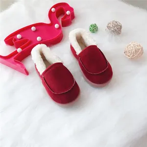 Detailansicht des weichen weißen Plüschfutters an roten Winterschuhen für Kleinkinder