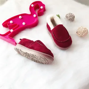 Rote Kinder-Winterschuhe mit warmem Pelzfutter und Sternenmuster-Sohle auf weißem Teppich