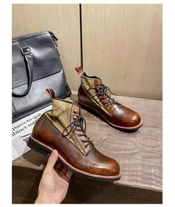 Detalle de botas de moto vintage en cuero marrón y lona con cordones resistentes.