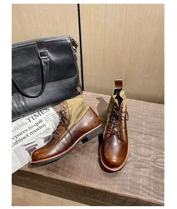Botas de moto de cuero marrón y lona de estilo vintage con acabado desgastado en estudio