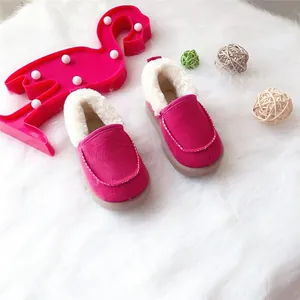 Gemütliche fuchsiafarbene Winterschuhe für Kinder mit dickem Plüschfutter auf Fell