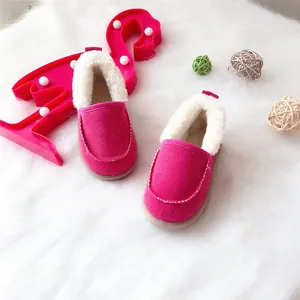 Gemütliche rosa Kinder-Winterschuhe mit dickem Kunstfellfutter und rutschfesten Sohlen.