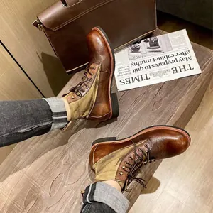 Detalle de botas vintage de cuero desgastado y lona con estilo Amekaji para un look retro