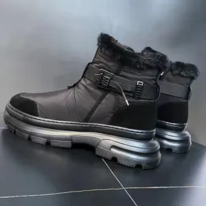 Gros plan de bottes de neige d'hiver pour hommes avec doublure en fourrure chaude et boucle