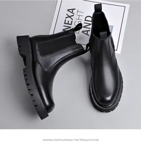 Detailansicht des glatten schwarzen Leders und der dicken Profilsohle dieser Herren Chelsea Boots.