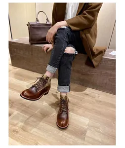Primer plano de botas de cuero marrón de estilo japonés vintage amekaji en un modelo