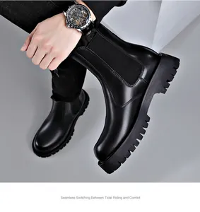 Detailansicht der schwarzen Chelsea-Boots aus Leder mit dicker Sohle und Gummizug für Herren