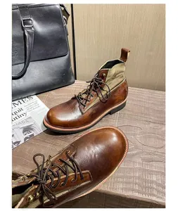 Botas de moto vintage de cuero marrón envejecido con unos detalles de lona verde