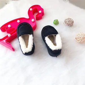 Nahaufnahme von dunkelblauen Baby-Winterstiefeln mit weißem Kunstfellfutter