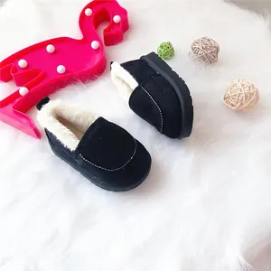 Bequeme schwarze Kinderwinterstiefel mit dickem weißem Kunstfellfutter und rutschfester Sohle.